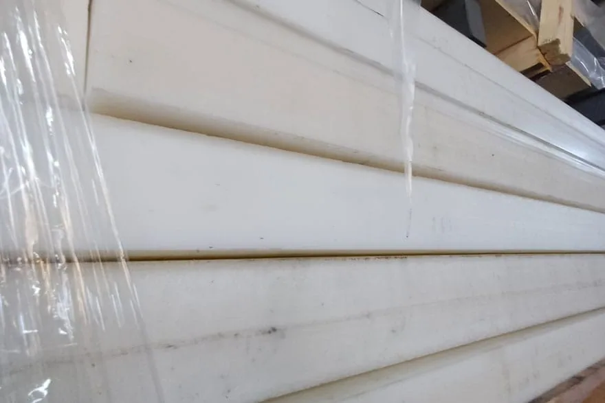 Ploče i šipke od industrijske plastike u magacinu